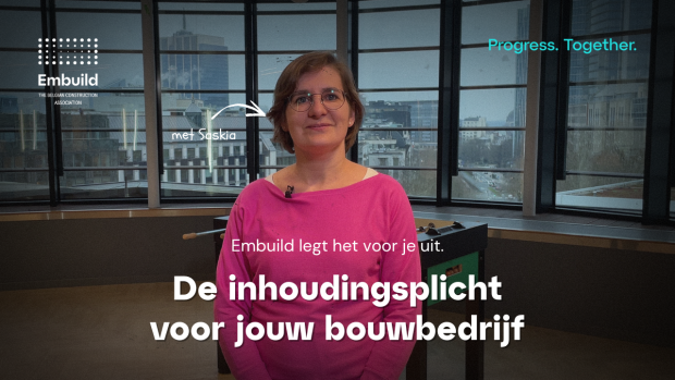 Collega van Embuild geeft uitleg in video met tekst-overlay.