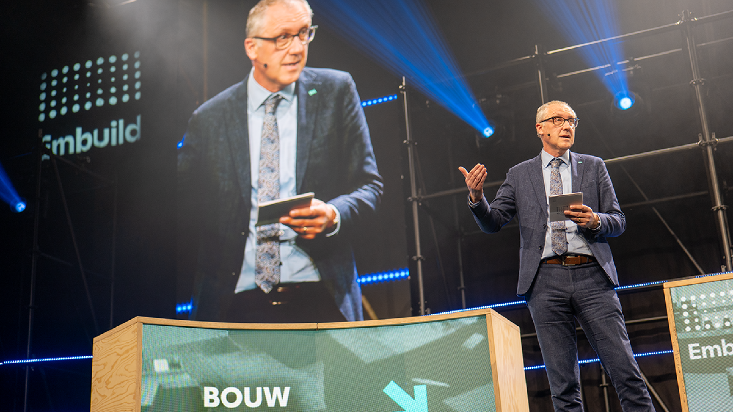 Niko Demeester op podium BouwForum 2024.