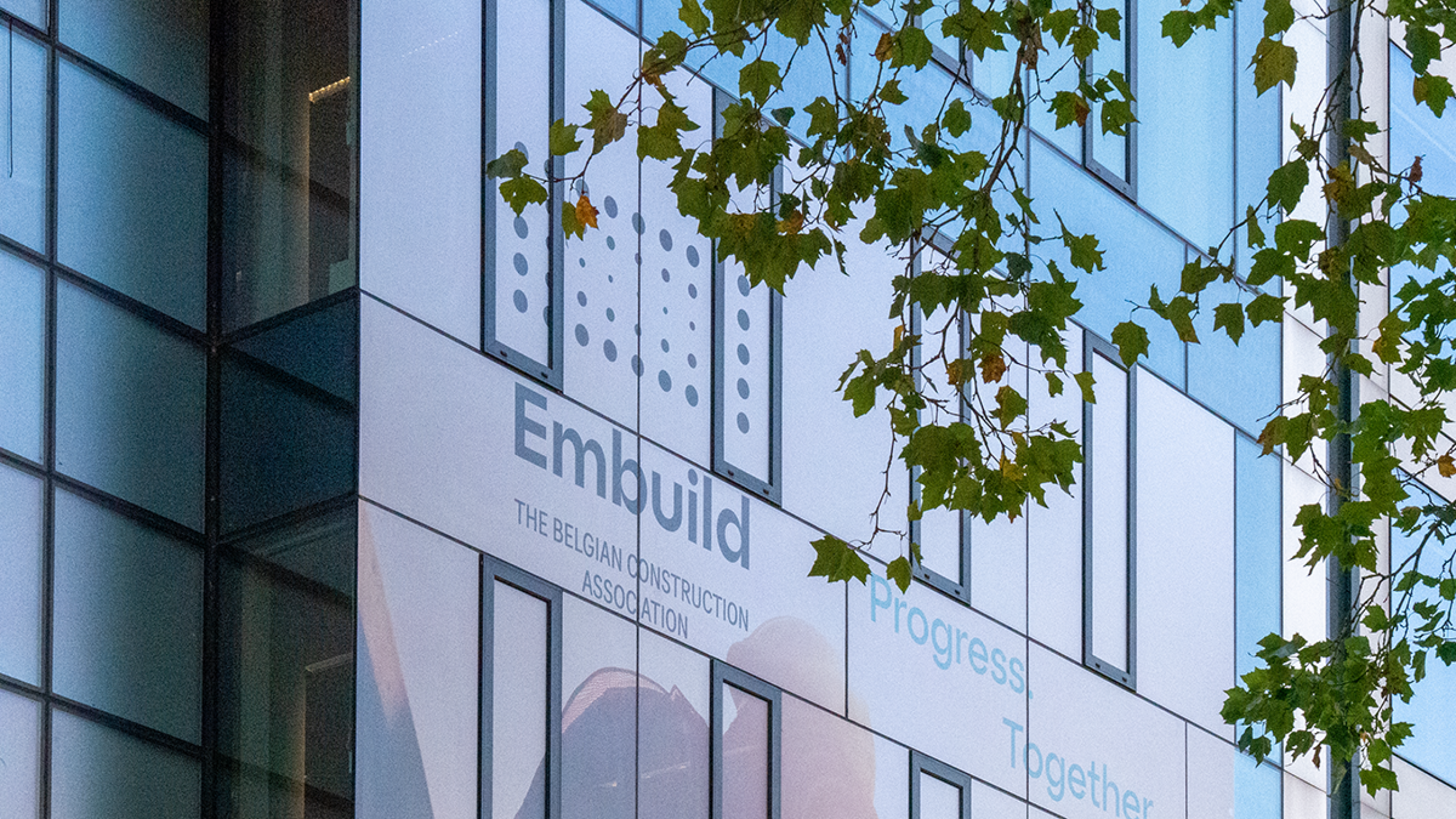 Gebouw met logo Embuild