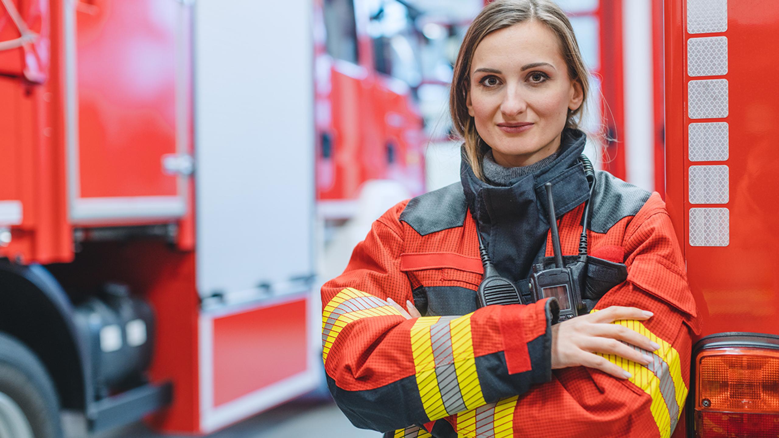 Vrouw staat naast brandweerwagen