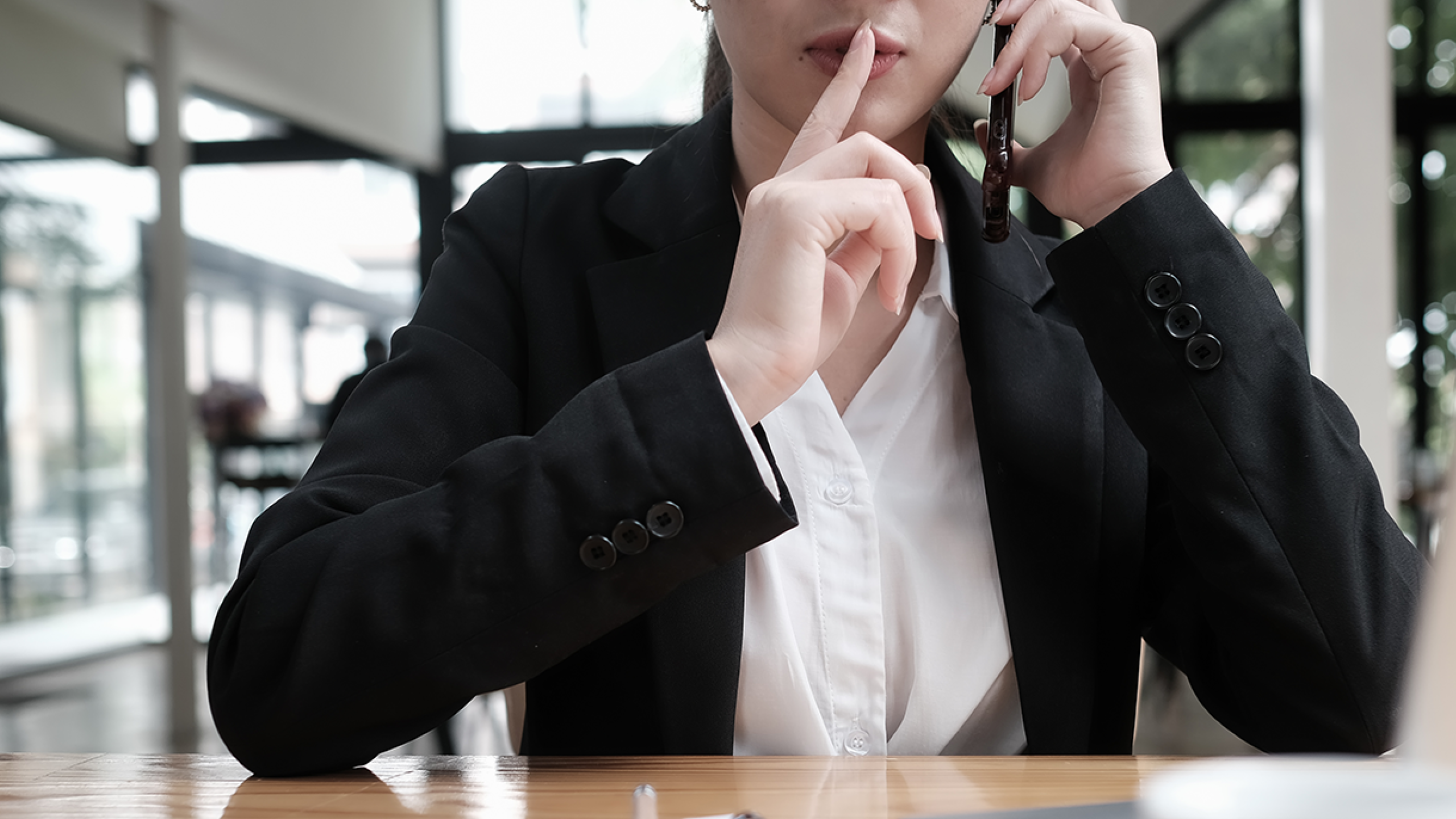 Onbekende vrouw telefoneert