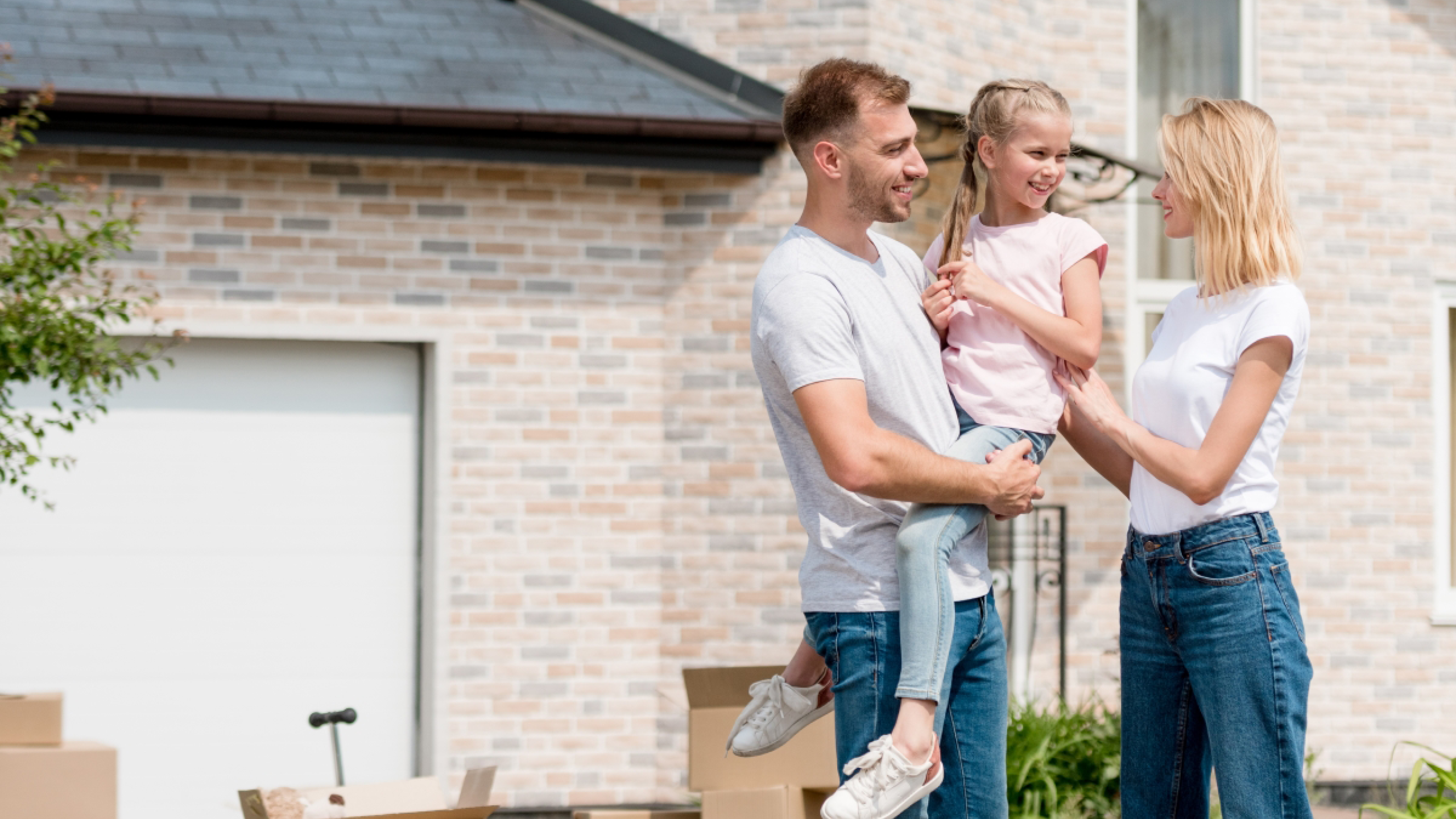 Gezin op oprit nieuwe woning