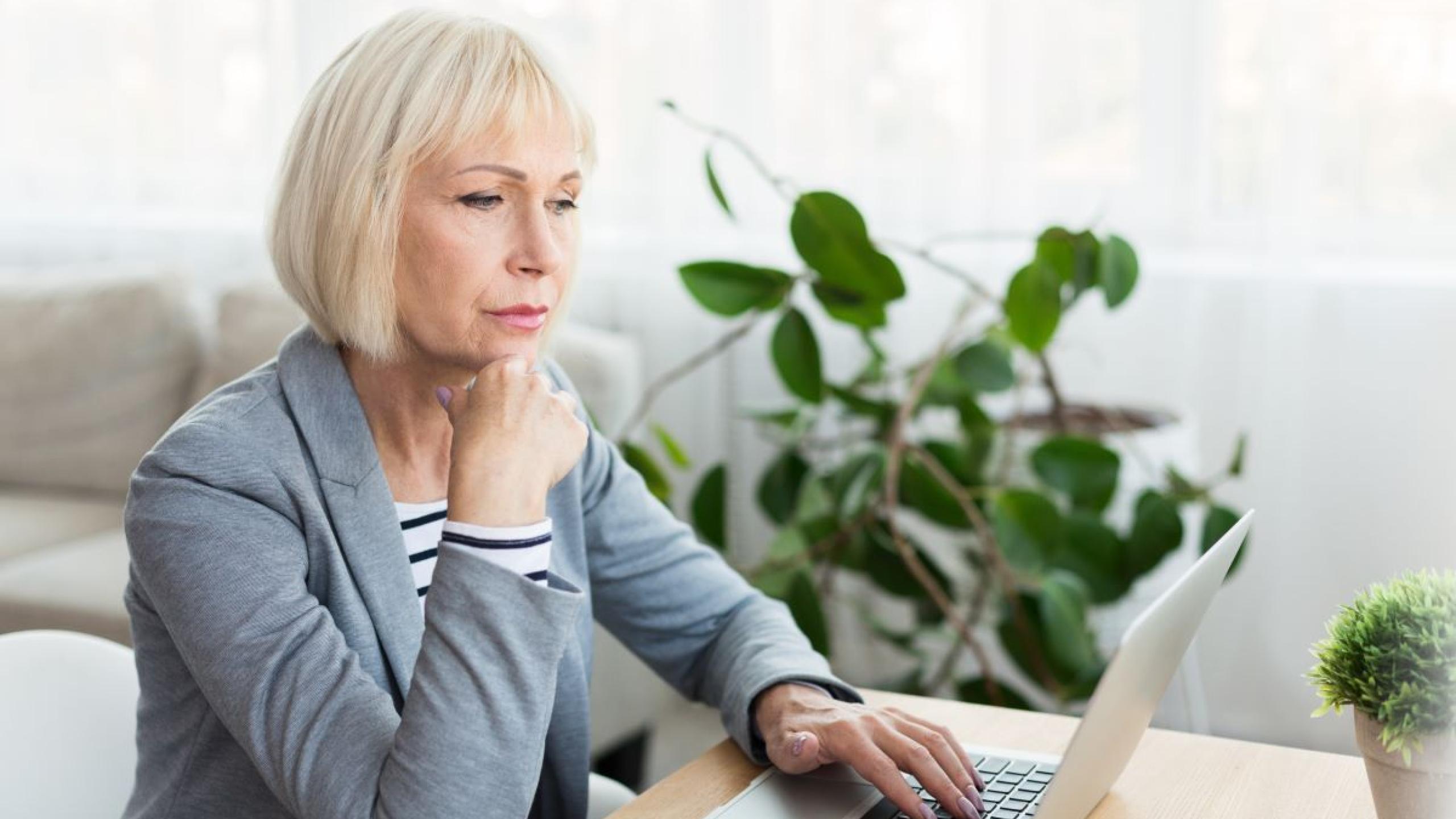 Vrouw aan laptop