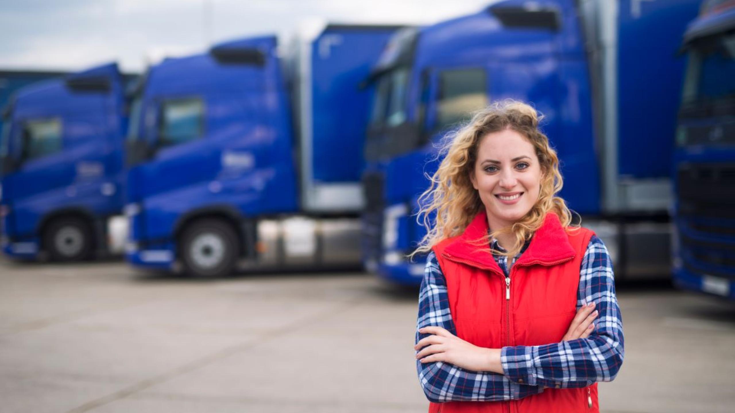 Vrouw staat voor trucks