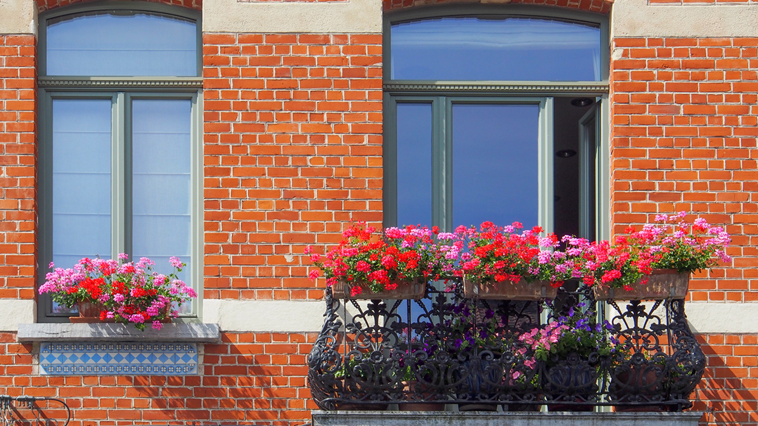 Close-up gevel Brusselse rijwoning.