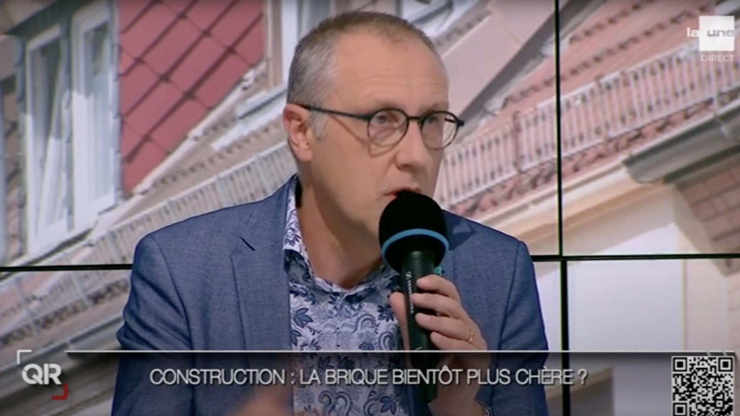 Niko Demeester in de studio van RTBF voor een debatprogramma.