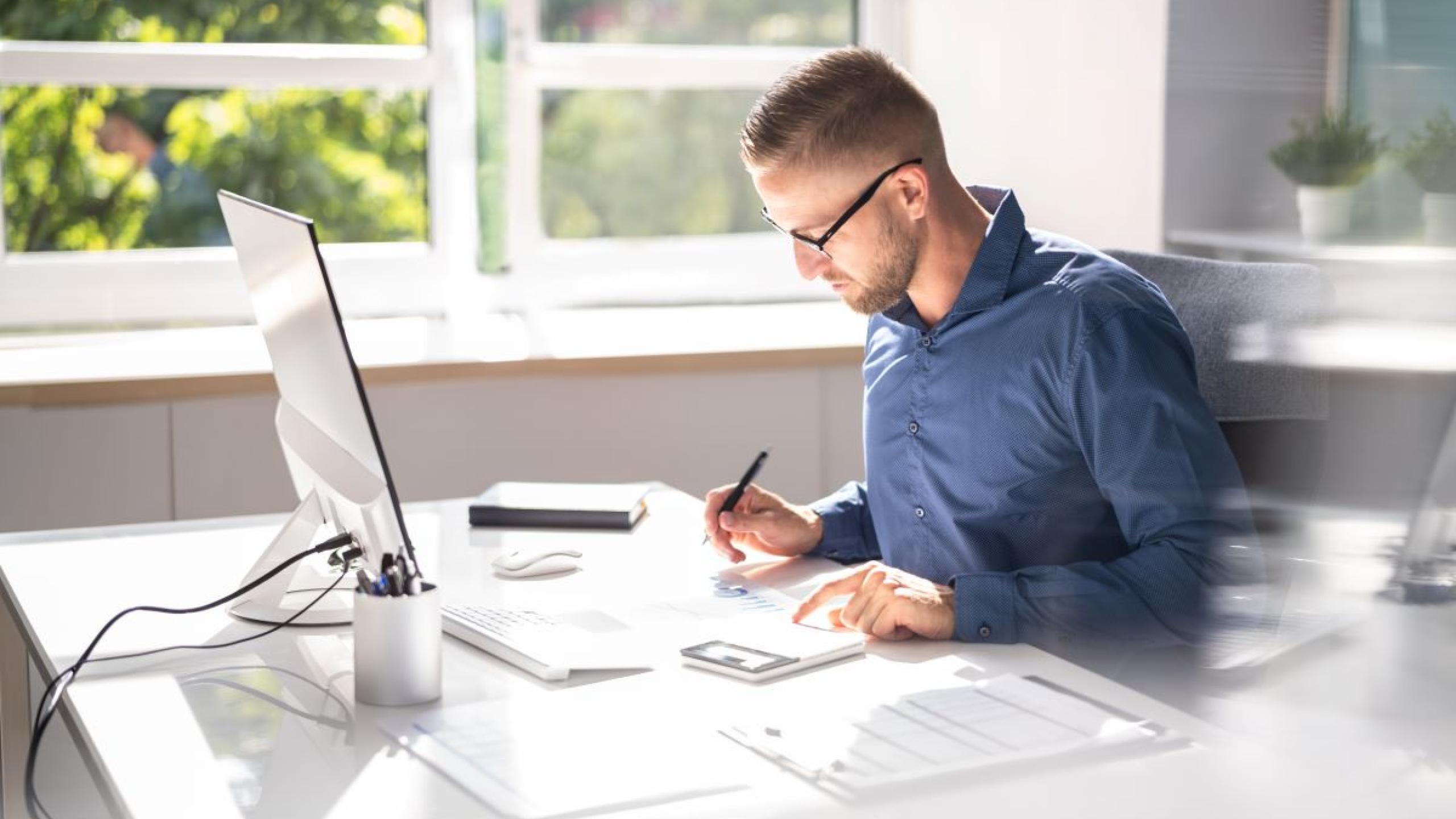 Jonge accountant aan bureau.