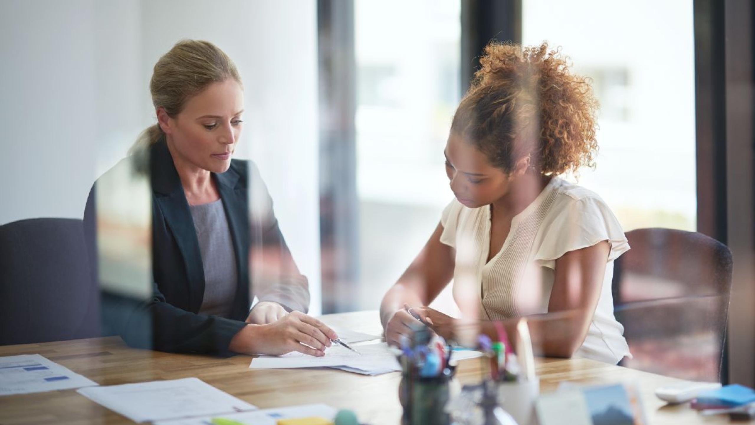 Twee vrouwen op kantoor.