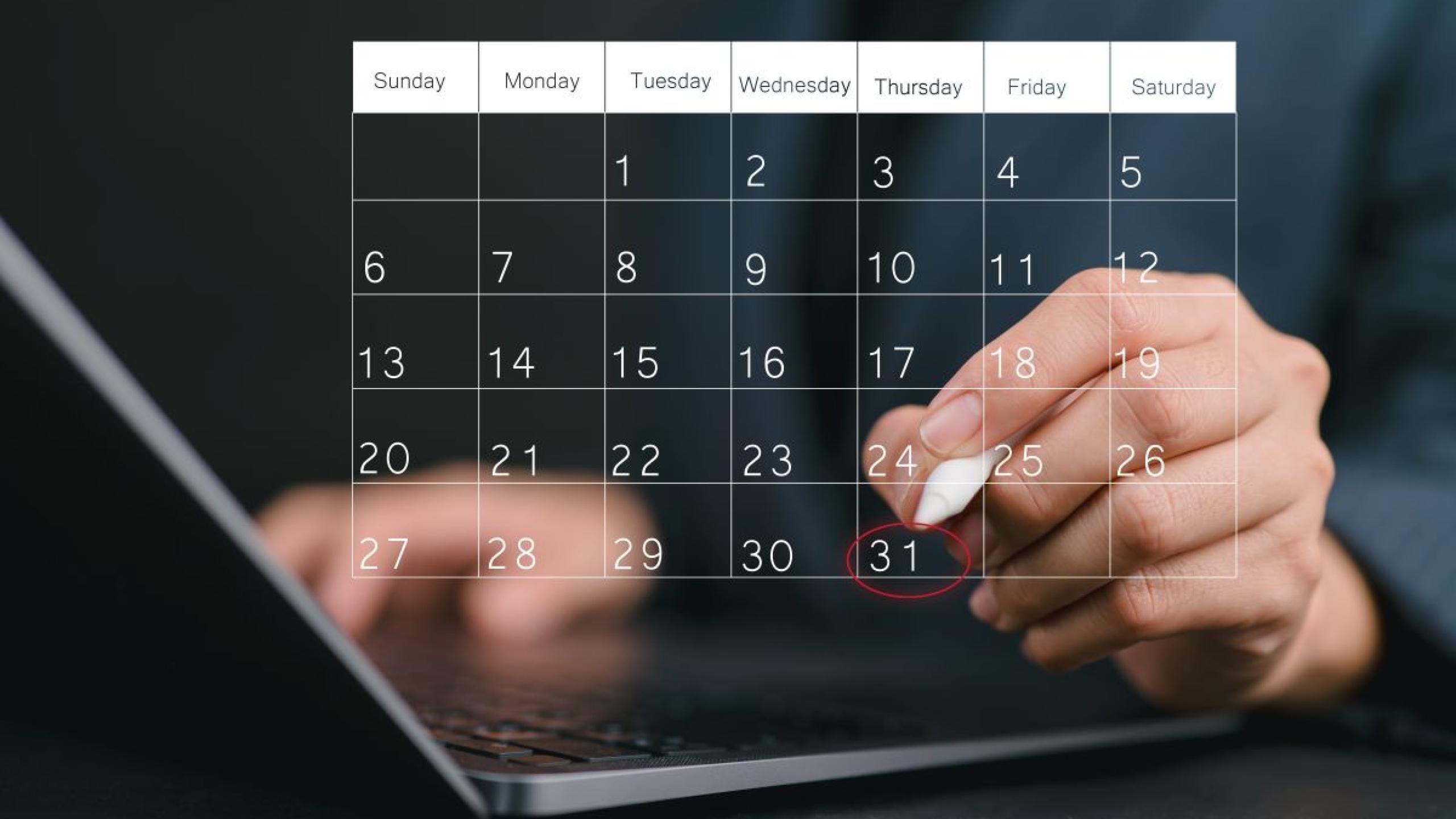 Overlay van kalender op laptop.