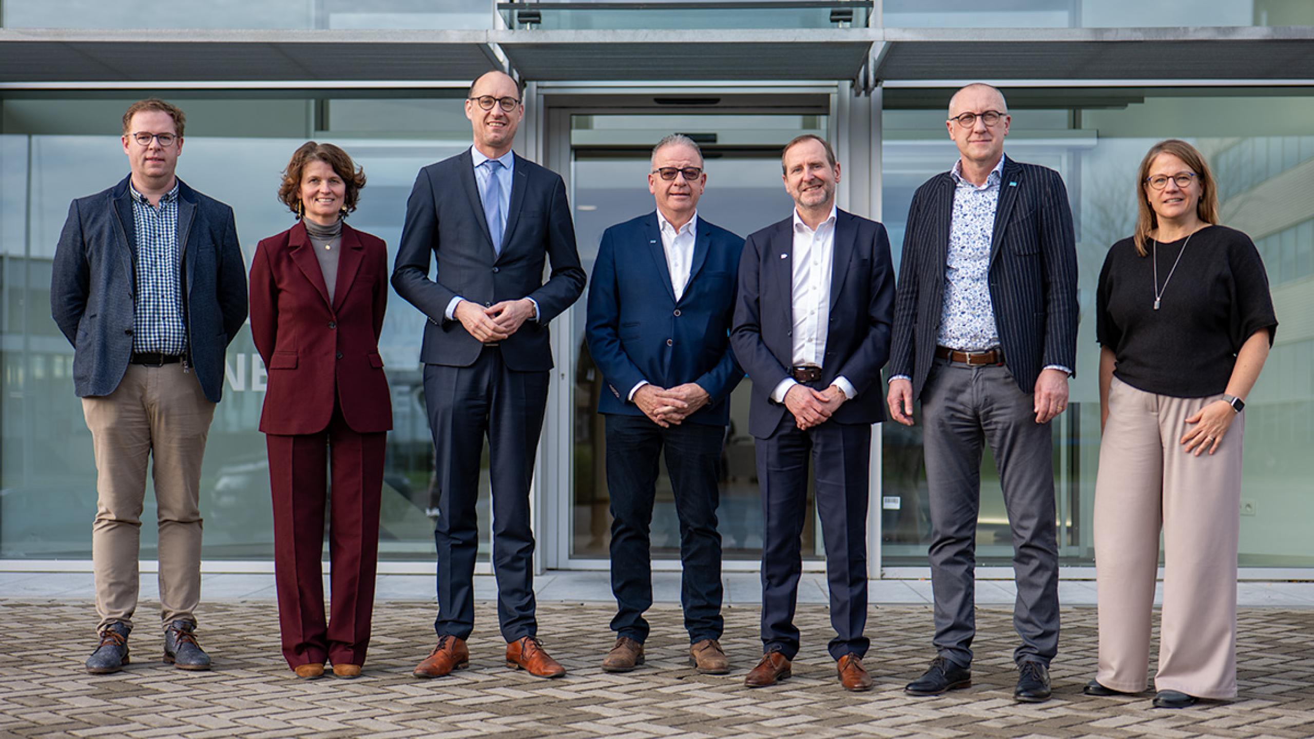 Familiefoto met minister Van Peteghem bij Buildwise.