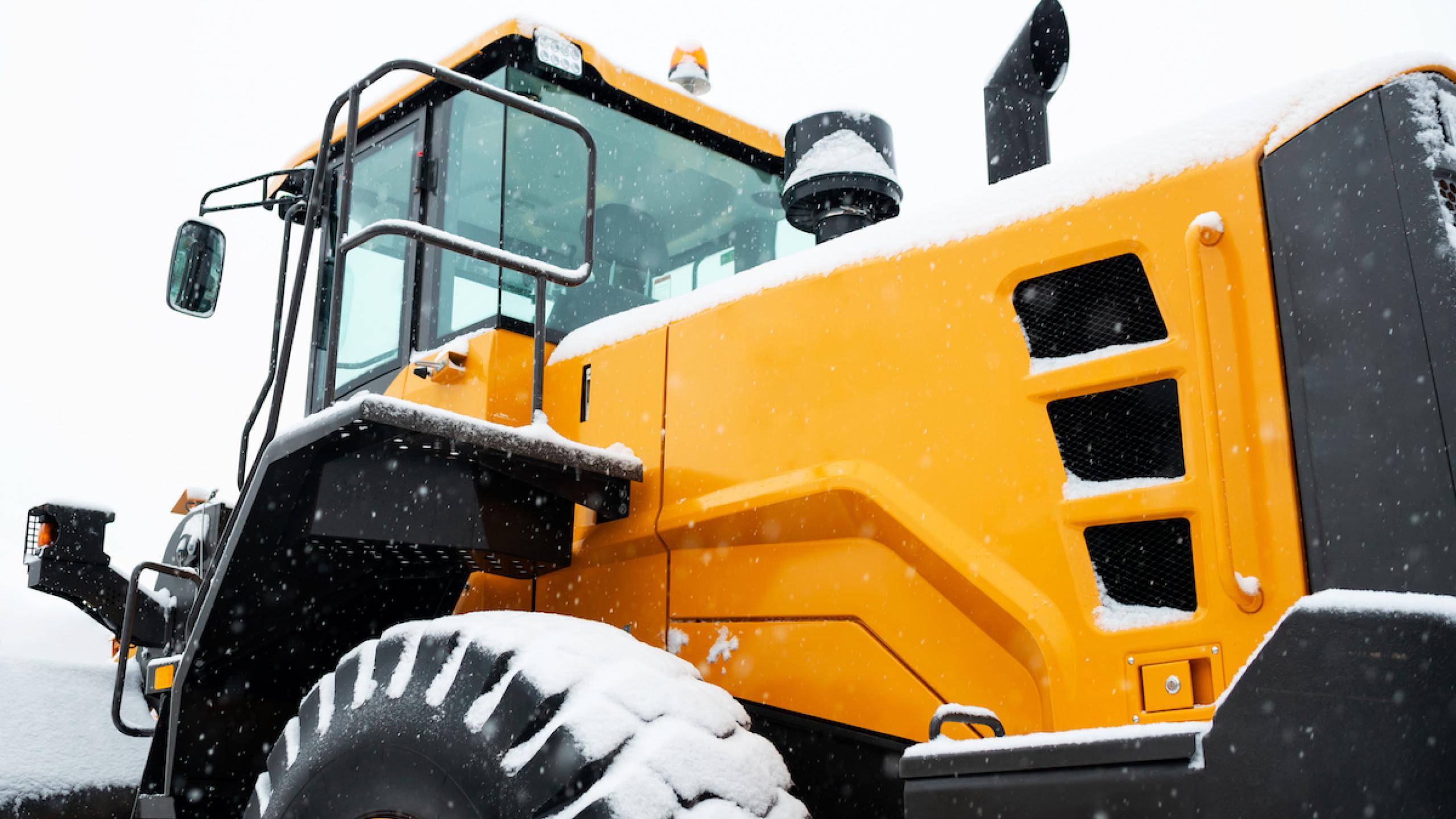 Wiellader met besneeuwde banden.