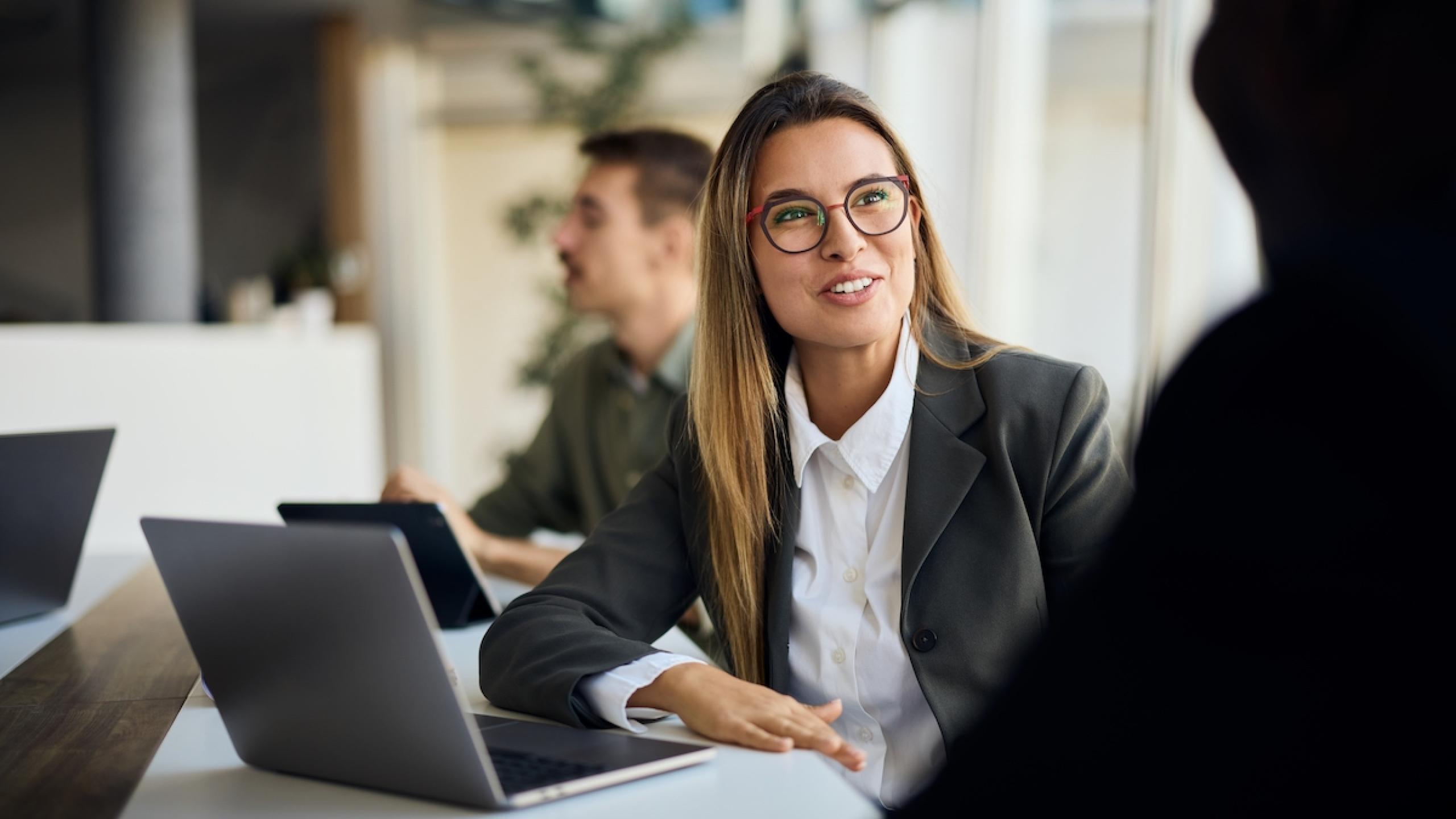 Jurist in gesprek met collega.