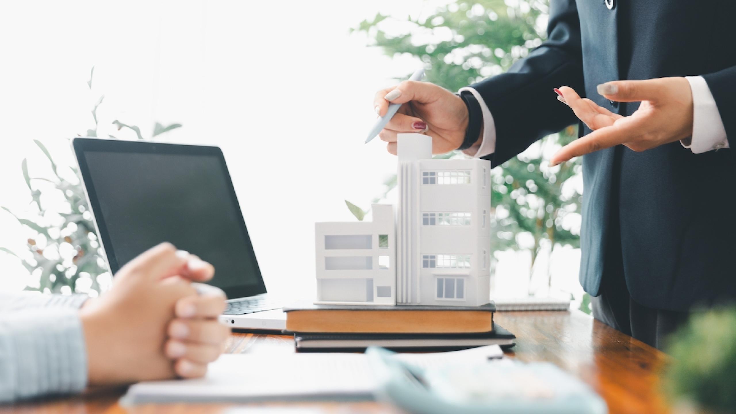 Close-up maquette op bureau.