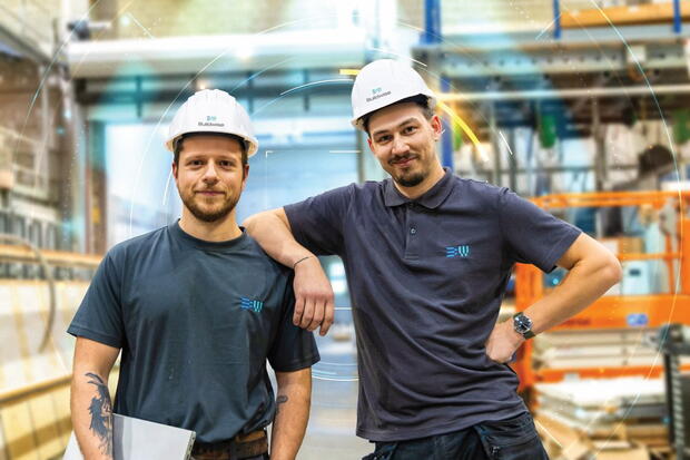 Twee mannen met witte helm en blauwe T-shirt van Buildwise