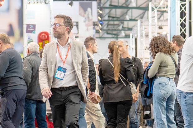 Publiek op vakbeurs van Embuild.